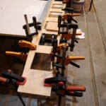 leimen, pressen, leimen, pressen... Hier entsteht die im Heckbereich integrierte Leiter