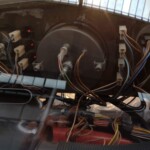 Arbeiten unter dem Armaturenbrett