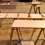 Möbelholz zuschneiden (bzw. auch mal schneiden, anpassen, schneiden, anpassen), entsprechende Löcher rein, schleifen, streichen, schleifen, streichen,... und irgendwann wird daraus ein Möbelstück