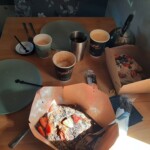 Frühstück vom Lieferdienst am Nationalfeiertag in Athen